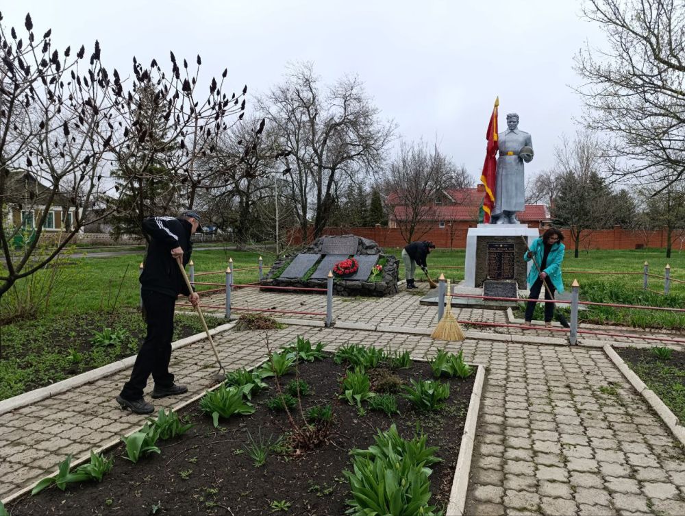 Даже дождь не смог помешать работникам МБУ "Вольненский СДК" и Вольненской библиотеке проявить заботу о памяти героев! Сегодня мы сообща привели в порядок территорию памятника "Братская могила советским воинам и... Даже дождь не смог помешать работникам МБУ "Вольненский СДК" и Вольненской библиотеке проявить заботу о памяти героев! Сегодня мы сообща привели в порядок территорию памятника "Братская могила советским воинам и...