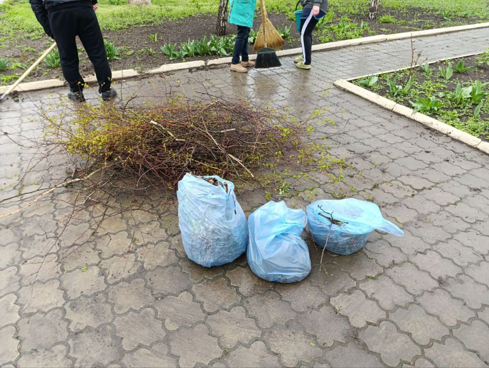 Даже дождь не смог помешать работникам МБУ "Вольненский СДК" и Вольненской библиотеке проявить заботу о памяти героев! Сегодня мы сообща привели в порядок территорию памятника "Братская могила советским воинам и... Даже дождь не смог помешать работникам МБУ "Вольненский СДК" и Вольненской библиотеке проявить заботу о памяти героев! Сегодня мы сообща привели в порядок территорию памятника "Братская могила советским воинам и...