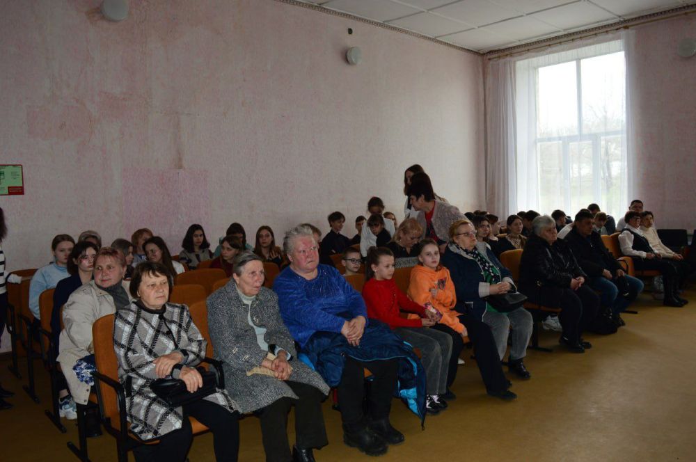 Дорогие друзья!. Сегодня поделюсь с вами своими впечатлениями от недавних поэтических чтений, которые прошли в школе № 1 нашего городского округа Докучаевск Дорогие друзья!. Сегодня поделюсь с вами своими впечатлениями от недавних поэтических чтений, которые прошли в школе № 1 нашего городского округа Докучаевск