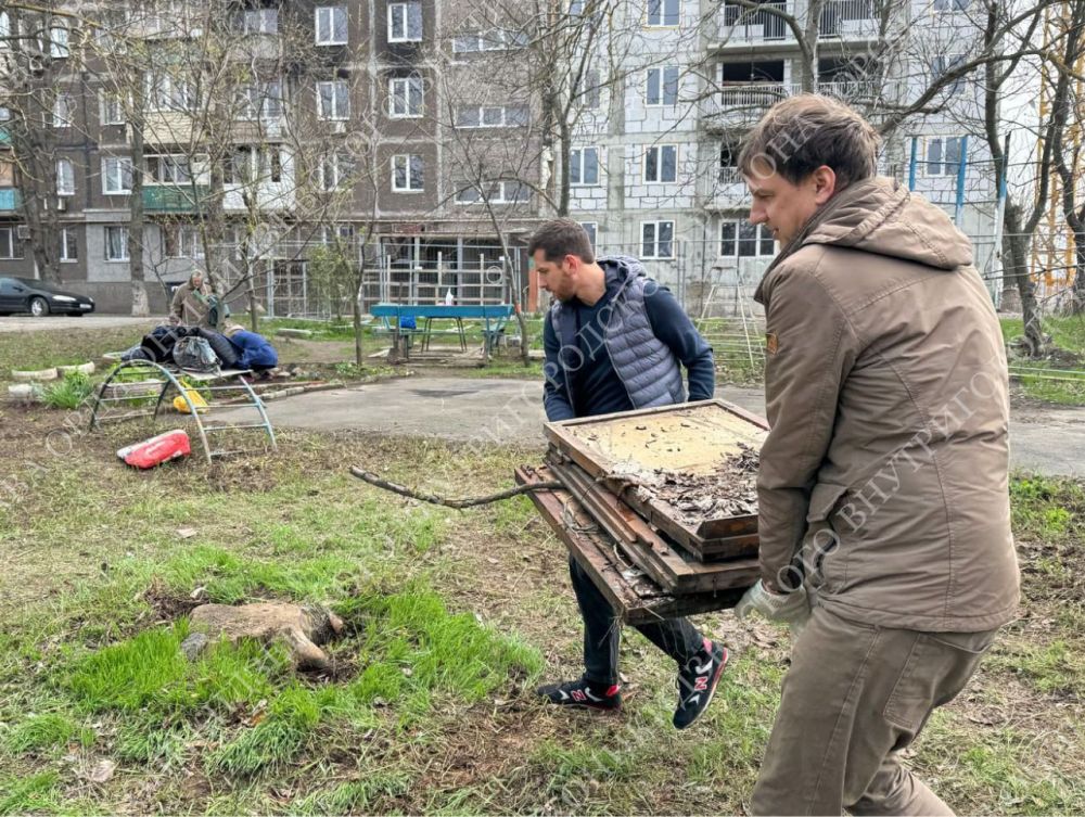 Общереспубликанский субботник на Комсомольском бульваре Общереспубликанский субботник на Комсомольском бульваре
