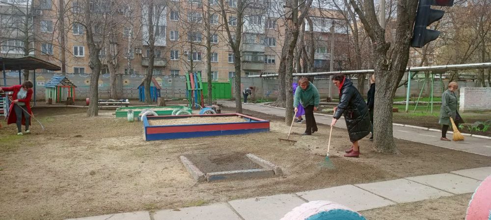 Сотрудники учреждений образования Ленинского района города Донецка, также не остались в стороне и вышли на субботник для наведения порядка и чистоты на прилегающей к учреждениям территории Сотрудники учреждений образования Ленинского района города Донецка, также не остались в стороне и вышли на субботник для наведения порядка и чистоты на прилегающей к учреждениям территории