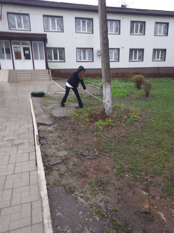 Сотрудники учреждений образования Ленинского района города Донецка, также не остались в стороне и вышли на субботник для наведения порядка и чистоты на прилегающей к учреждениям территории Сотрудники учреждений образования Ленинского района города Донецка, также не остались в стороне и вышли на субботник для наведения порядка и чистоты на прилегающей к учреждениям территории