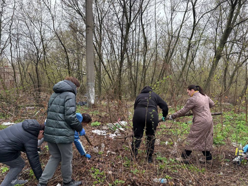 В Ленинском районе г. Донецка прошел очередной субботник, в котором приняли участие сотрудники Управы Ленинского внутригородского района Администрации городского округа Донецк, заместитель главы администрации городского... В Ленинском районе г. Донецка прошел очередной субботник, в котором приняли участие сотрудники Управы Ленинского внутригородского района Администрации городского округа Донецк, заместитель главы администрации городского...