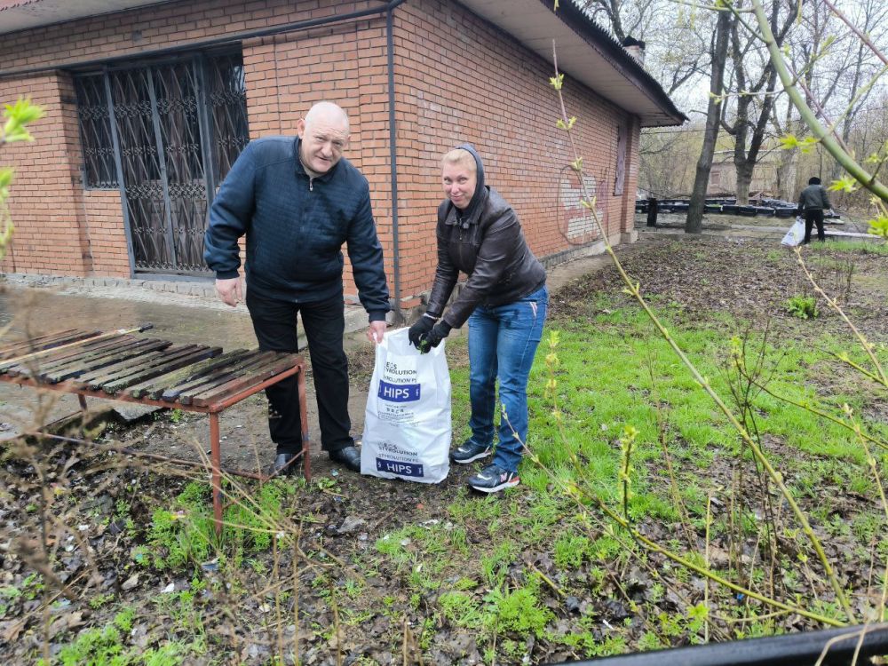 В Ленинском районе г. Донецка прошел очередной субботник, в котором приняли участие сотрудники Управы Ленинского внутригородского района Администрации городского округа Донецк, заместитель главы администрации городского... В Ленинском районе г. Донецка прошел очередной субботник, в котором приняли участие сотрудники Управы Ленинского внутригородского района Администрации городского округа Донецк, заместитель главы администрации городского...