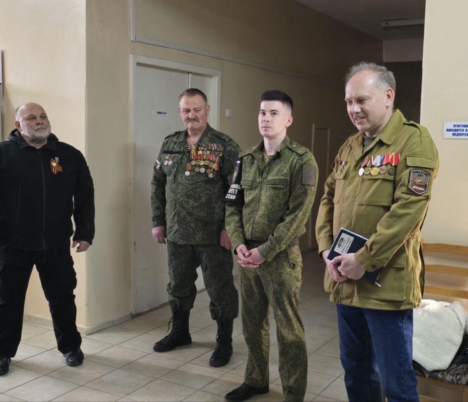 В Ясиноватой открылся новый уголок для души – солдатская библиотека В Ясиноватой открылся новый уголок для души – солдатская библиотека