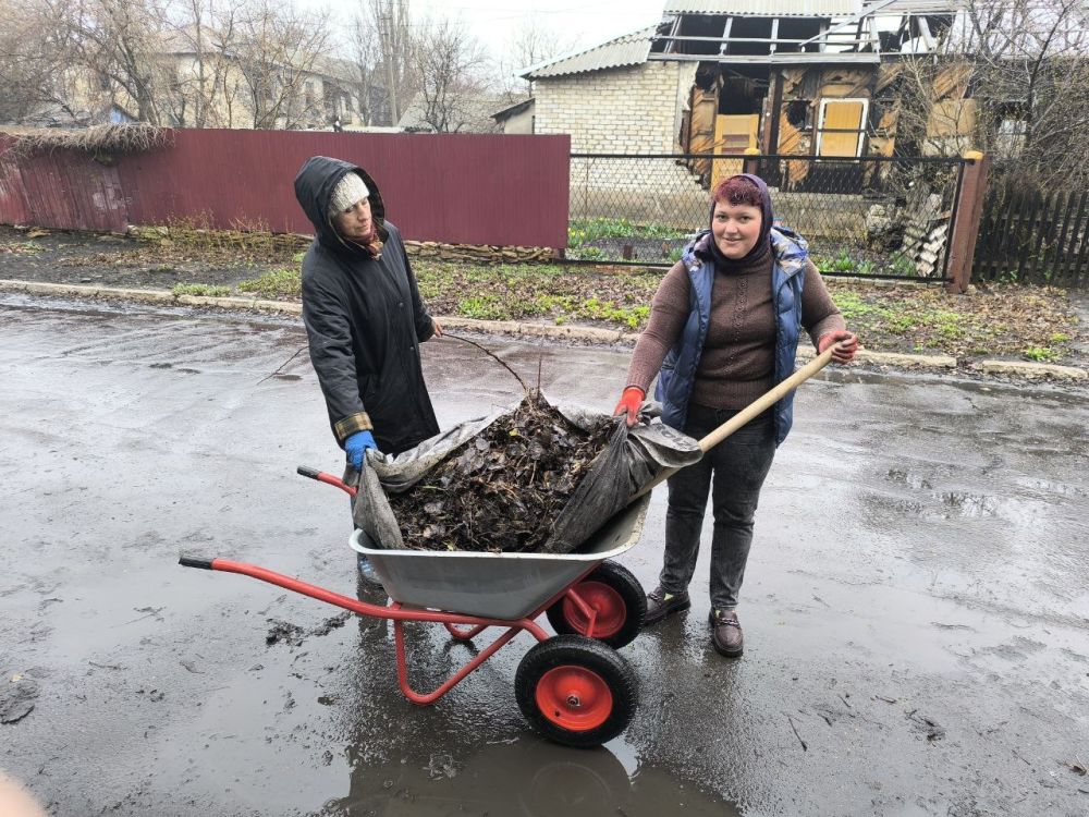 Сотрудники общеобразовательных учреждений городского округа Торез приняли активное участие в общереспубликанском субботнике Сотрудники общеобразовательных учреждений городского округа Торез приняли активное участие в общереспубликанском субботнике