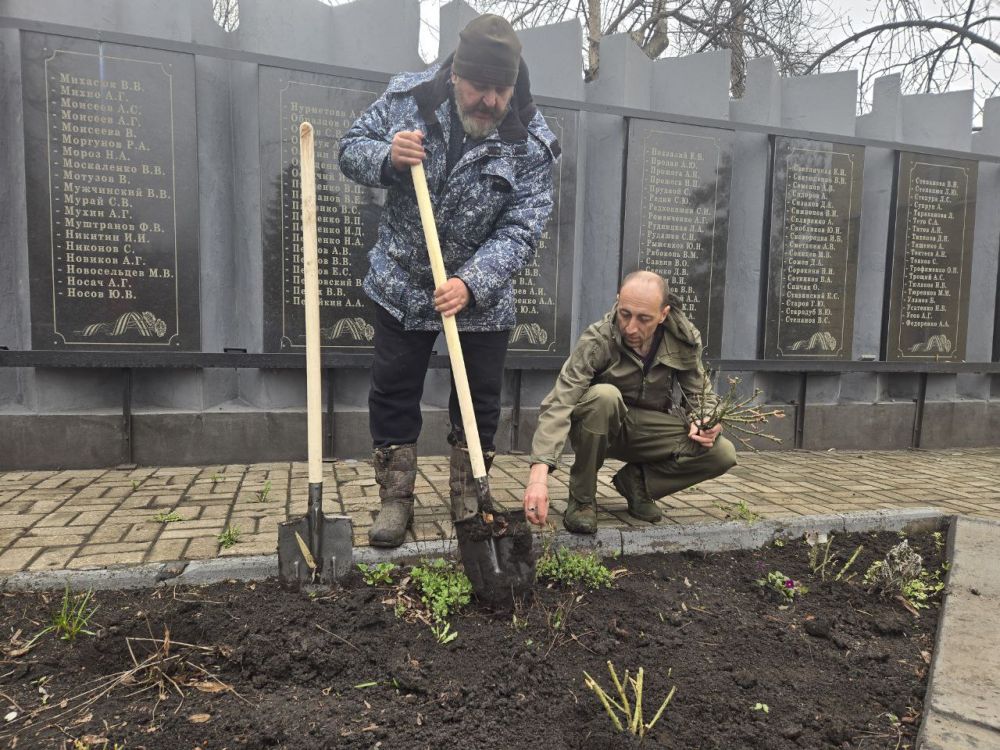Сегодня, в рамках месячника «Зеленый Донбасс» к 80-летию Великой Победы в городе Дебальцево высадили деревья, кустарники и цветы Сегодня, в рамках месячника «Зеленый Донбасс» к 80-летию Великой Победы в городе Дебальцево высадили деревья, кустарники и цветы