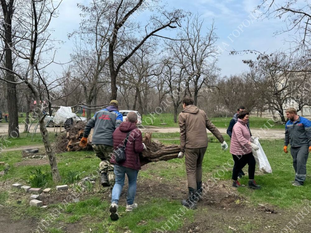 Общереспубликанский субботник на Комсомольском бульваре Общереспубликанский субботник на Комсомольском бульваре