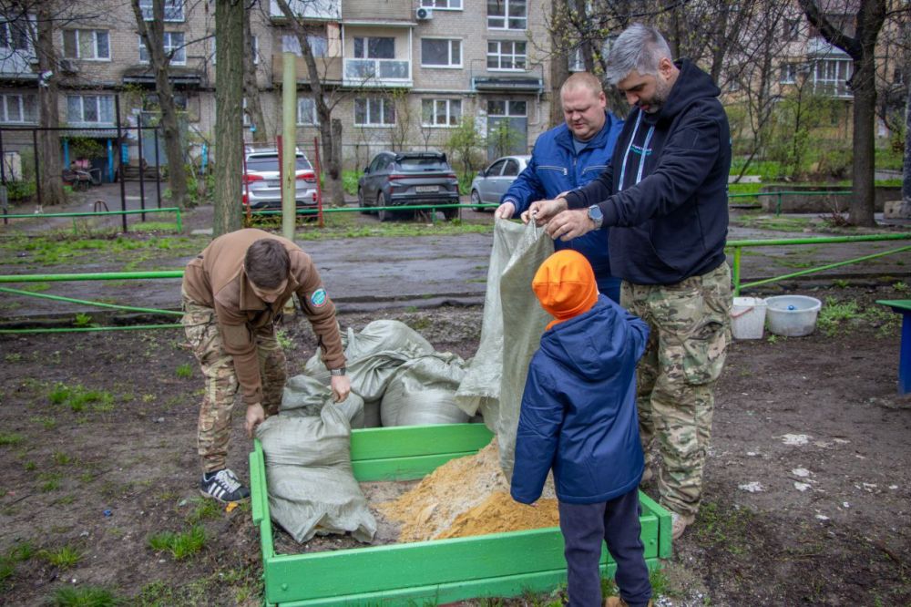 Депутаты Народного Совета ДНР всех фракций - "Единая Россия", "КПРФ", "ЛДПР", "Новые люди" принимают участие в субботнике Депутаты Народного Совета ДНР всех фракций - "Единая Россия", "КПРФ", "ЛДПР", "Новые люди" принимают участие в субботнике