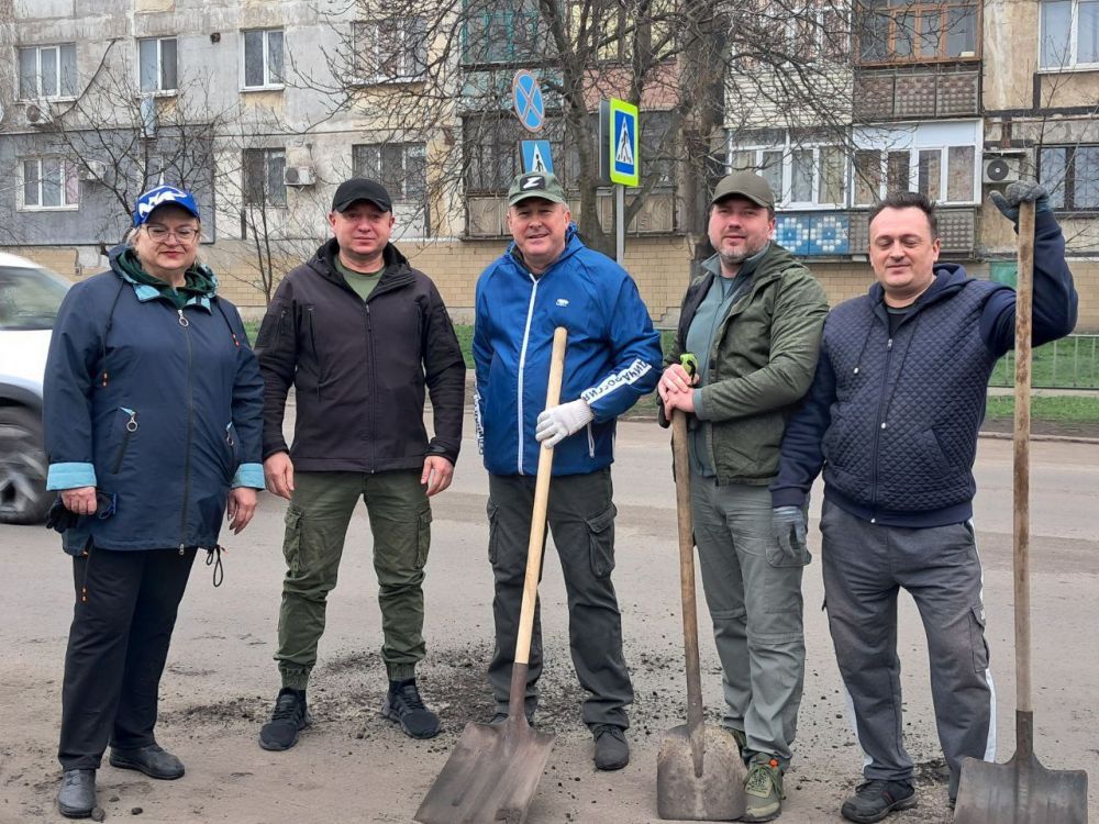 Депутаты Народного Совета ДНР всех фракций - "Единая Россия", "КПРФ", "ЛДПР", "Новые люди" принимают участие в субботнике Депутаты Народного Совета ДНР всех фракций - "Единая Россия", "КПРФ", "ЛДПР", "Новые люди" принимают участие в субботнике