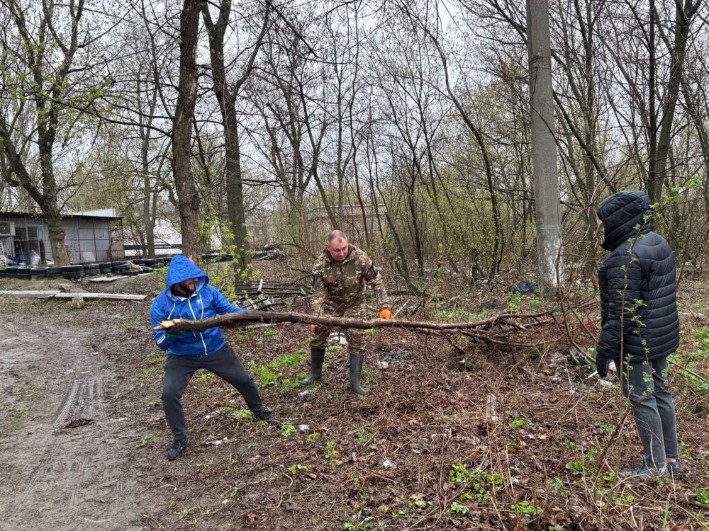 В Ленинском районе г. Донецка прошел очередной субботник, в котором приняли участие сотрудники Управы Ленинского внутригородского района Администрации городского округа Донецк, заместитель главы администрации городского... В Ленинском районе г. Донецка прошел очередной субботник, в котором приняли участие сотрудники Управы Ленинского внутригородского района Администрации городского округа Донецк, заместитель главы администрации городского...
