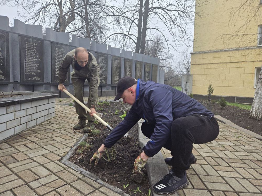 Сергей Желновач: Сегодня, в рамках месячника «Зеленый Донбасс» к 80-летию Великой Победы в городе Дебальцево высадили деревья, кустарники и цветы Сергей Желновач: Сегодня, в рамках месячника «Зеленый Донбасс» к 80-летию Великой Победы в городе Дебальцево высадили деревья, кустарники и цветы