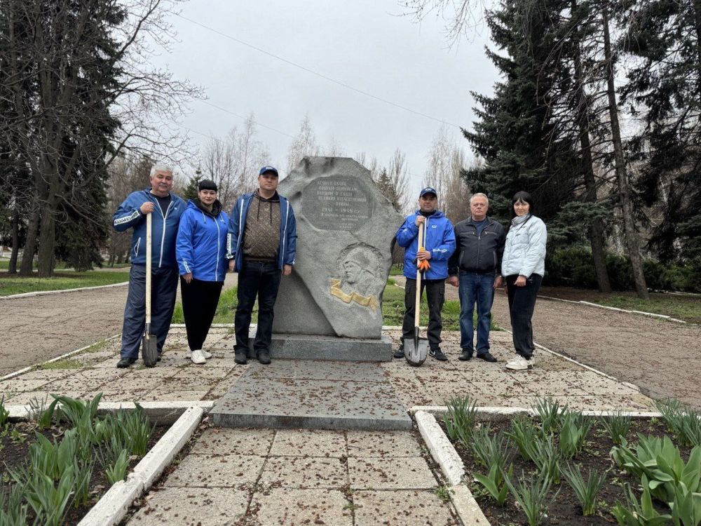 Депутаты фракции "Единая Россия" Торезского городского совета высадили розы в рамках проекта"Чистая страна " Депутаты фракции "Единая Россия" Торезского городского совета высадили розы в рамках проекта"Чистая страна "