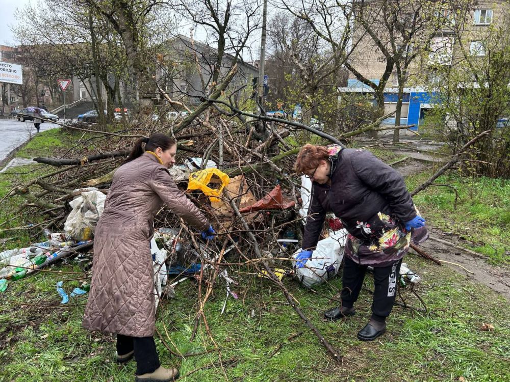 В Ленинском районе г. Донецка прошел очередной субботник, в котором приняли участие сотрудники Управы Ленинского внутригородского района Администрации городского округа Донецк, заместитель главы администрации городского... В Ленинском районе г. Донецка прошел очередной субботник, в котором приняли участие сотрудники Управы Ленинского внутригородского района Администрации городского округа Донецк, заместитель главы администрации городского...