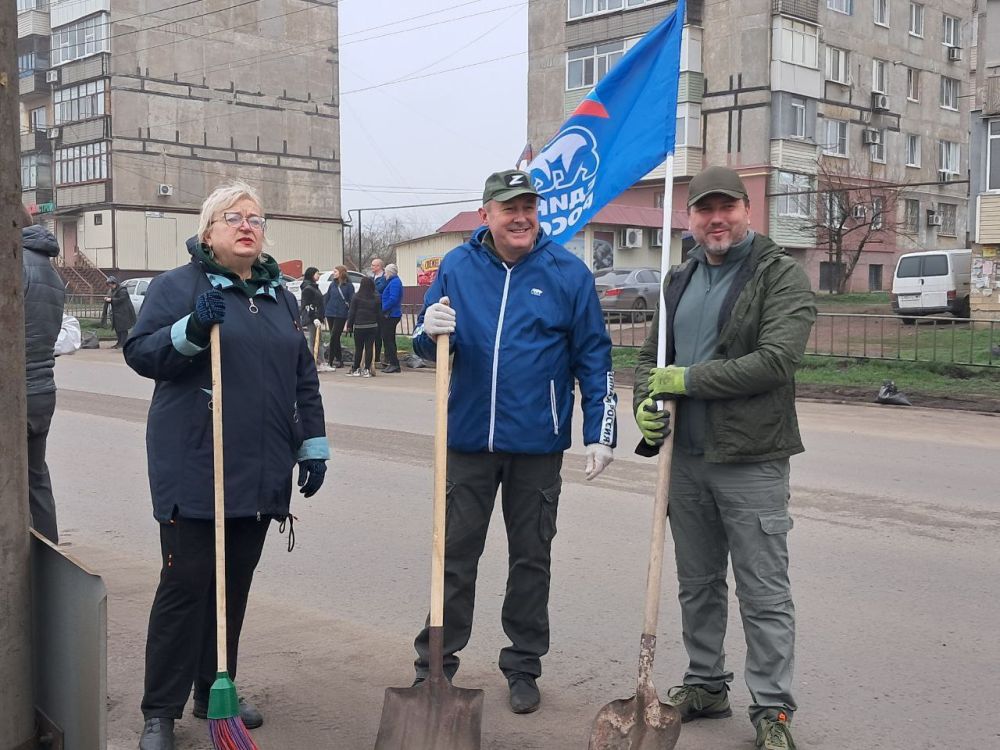 Депутаты Народного Совета ДНР всех фракций - "Единая Россия", "КПРФ", "ЛДПР", "Новые люди" принимают участие в субботнике Депутаты Народного Совета ДНР всех фракций - "Единая Россия", "КПРФ", "ЛДПР", "Новые люди" принимают участие в субботнике