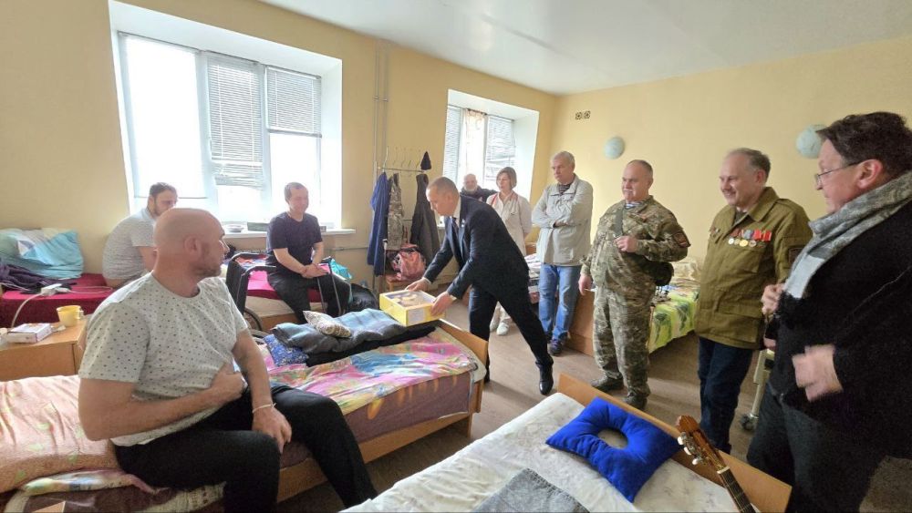 В Ясиноватой открылся новый уголок для души – солдатская библиотека В Ясиноватой открылся новый уголок для души – солдатская библиотека