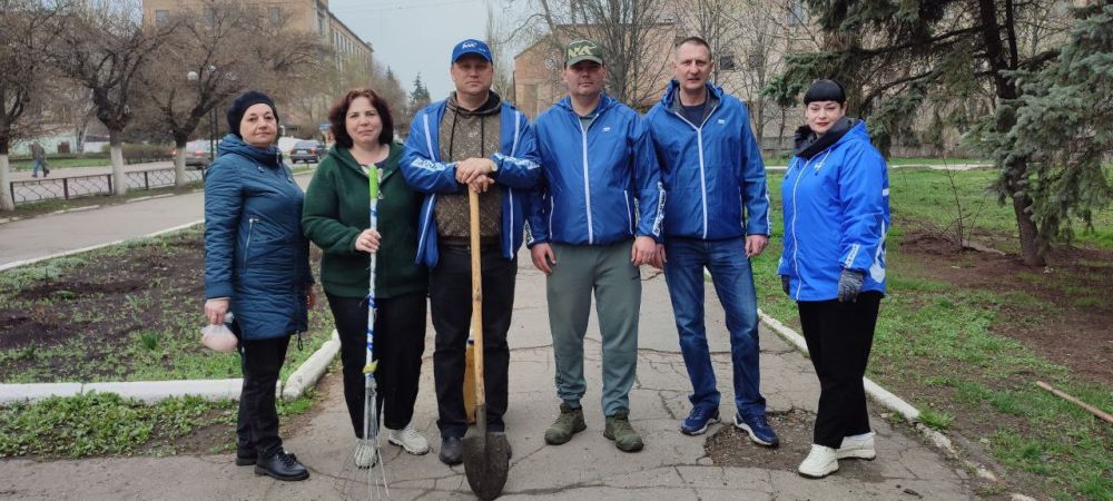 Депутаты фракции "Единая Россия" Торезского городского совета высадили розы в рамках проекта"Чистая страна " Депутаты фракции "Единая Россия" Торезского городского совета высадили розы в рамках проекта"Чистая страна "