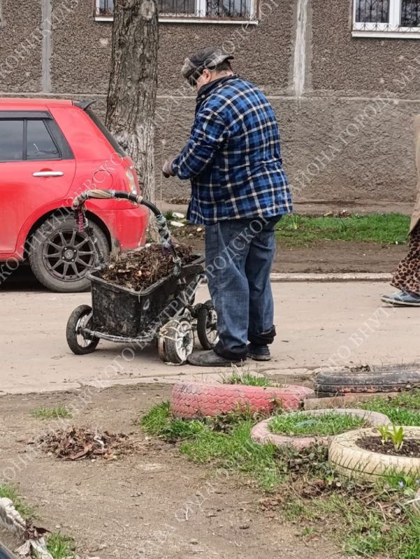 Общереспубликанский субботник на Комсомольском бульваре Общереспубликанский субботник на Комсомольском бульваре