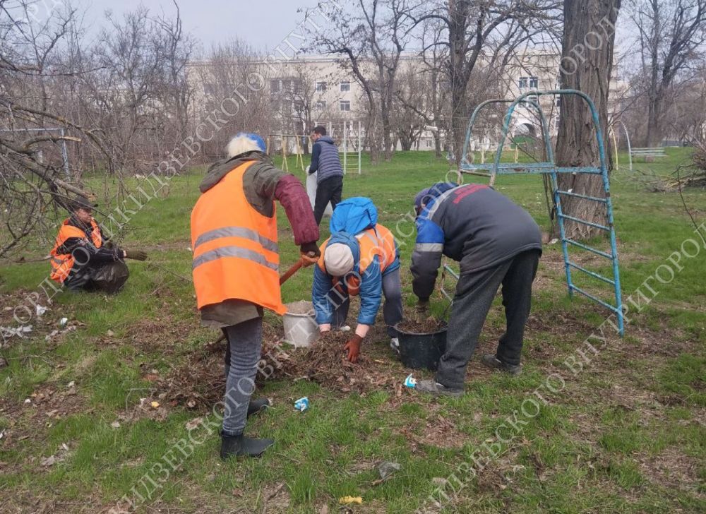 Общереспубликанский субботник на Комсомольском бульваре Общереспубликанский субботник на Комсомольском бульваре