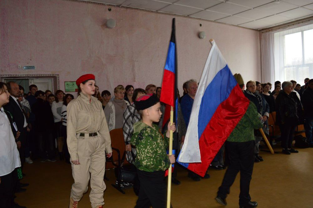 Дорогие друзья!. Сегодня поделюсь с вами своими впечатлениями от недавних поэтических чтений, которые прошли в школе № 1 нашего городского округа Докучаевск Дорогие друзья!. Сегодня поделюсь с вами своими впечатлениями от недавних поэтических чтений, которые прошли в школе № 1 нашего городского округа Докучаевск