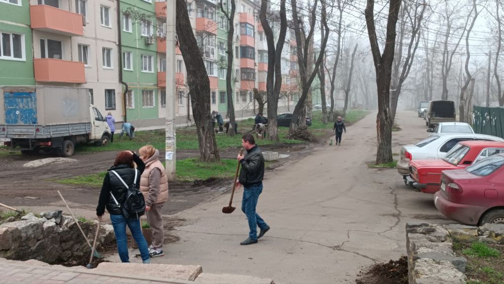 Управа Жовтневого внутригородского района приняла участие в общереспубликанском субботнике! Управа Жовтневого внутригородского района приняла участие в общереспубликанском субботнике!