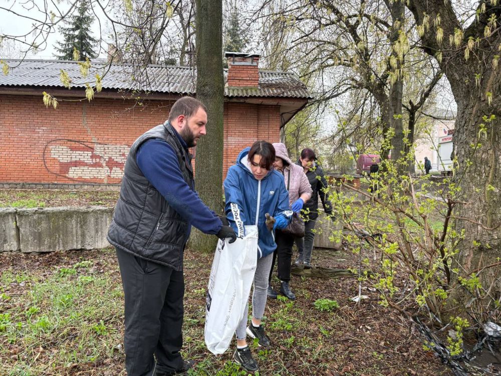 В Ленинском районе г. Донецка прошел очередной субботник, в котором приняли участие сотрудники Управы Ленинского внутригородского района Администрации городского округа Донецк, заместитель главы администрации городского... В Ленинском районе г. Донецка прошел очередной субботник, в котором приняли участие сотрудники Управы Ленинского внутригородского района Администрации городского округа Донецк, заместитель главы администрации городского...