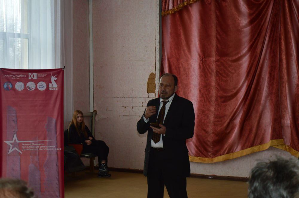 Дорогие друзья!. Сегодня поделюсь с вами своими впечатлениями от недавних поэтических чтений, которые прошли в школе № 1 нашего городского округа Докучаевск Дорогие друзья!. Сегодня поделюсь с вами своими впечатлениями от недавних поэтических чтений, которые прошли в школе № 1 нашего городского округа Докучаевск