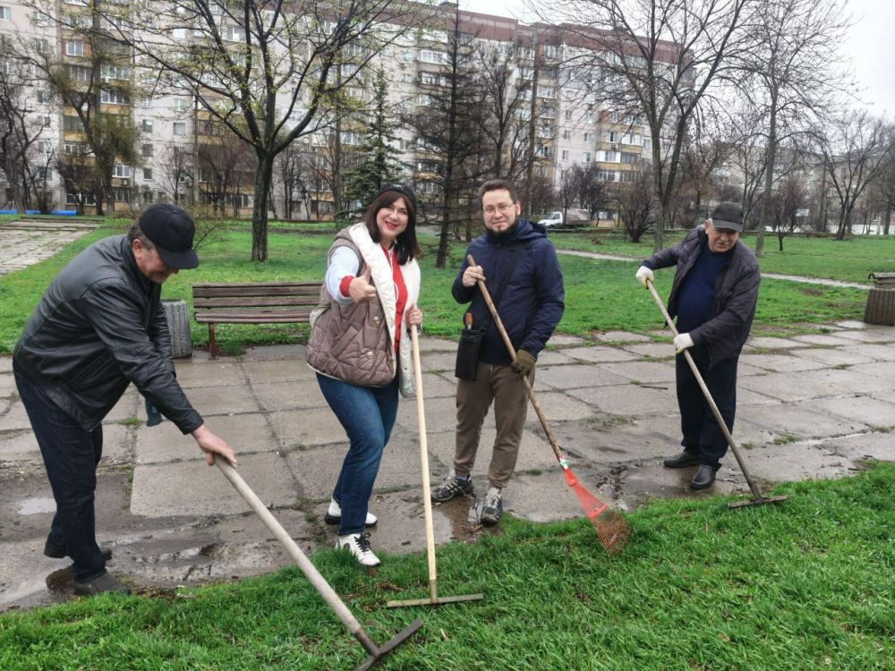 СУББОТНИК. Сегодня 5 апреля, депутаты Донецкого городского совета всех фракций в содружестве с управой Калининского района начали работы по благоустройству сквера по пр.Павших коммунаров СУББОТНИК. Сегодня 5 апреля, депутаты Донецкого городского совета всех фракций в содружестве с управой Калининского района начали работы по благоустройству сквера по пр.Павших коммунаров