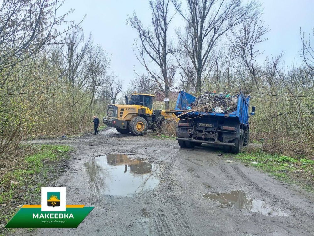 Силами коммунального предприятия "Перспектива" выполняются работы по уборке несанкционированных накоплений твёрдых коммунальных отходов по улицам Хлебникова и Гагарина Силами коммунального предприятия "Перспектива" выполняются работы по уборке несанкционированных накоплений твёрдых коммунальных отходов по улицам Хлебникова и Гагарина