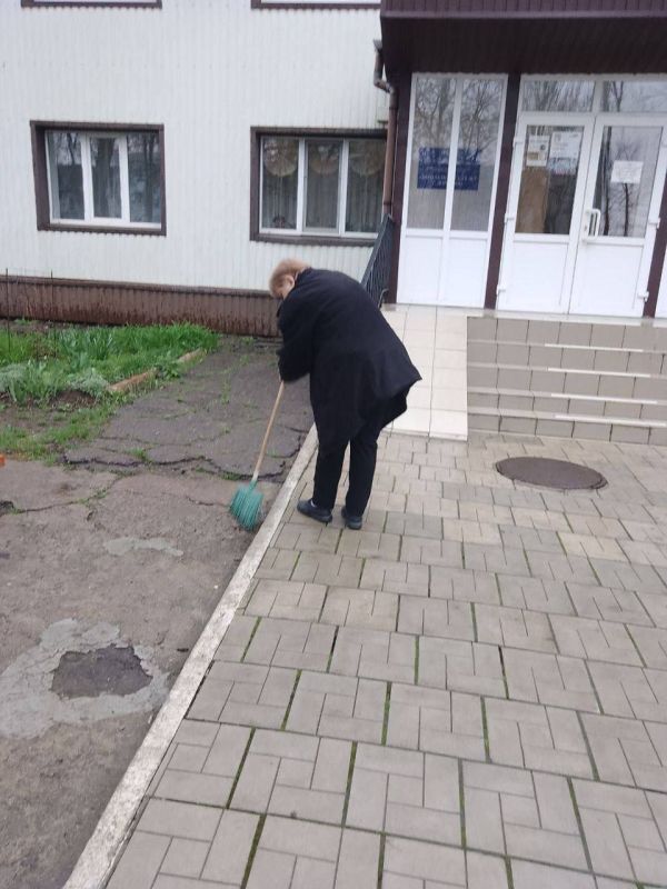 Сотрудники учреждений образования Ленинского района города Донецка, также не остались в стороне и вышли на субботник для наведения порядка и чистоты на прилегающей к учреждениям территории Сотрудники учреждений образования Ленинского района города Донецка, также не остались в стороне и вышли на субботник для наведения порядка и чистоты на прилегающей к учреждениям территории