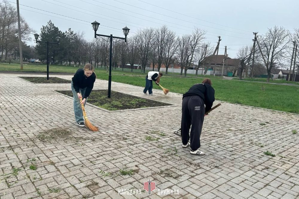 Сила в единстве!. Активисты Новоазовского штаба Народной Дружины совместно с юнармейцами провели субботник Сила в единстве!. Активисты Новоазовского штаба Народной Дружины совместно с юнармейцами провели субботник
