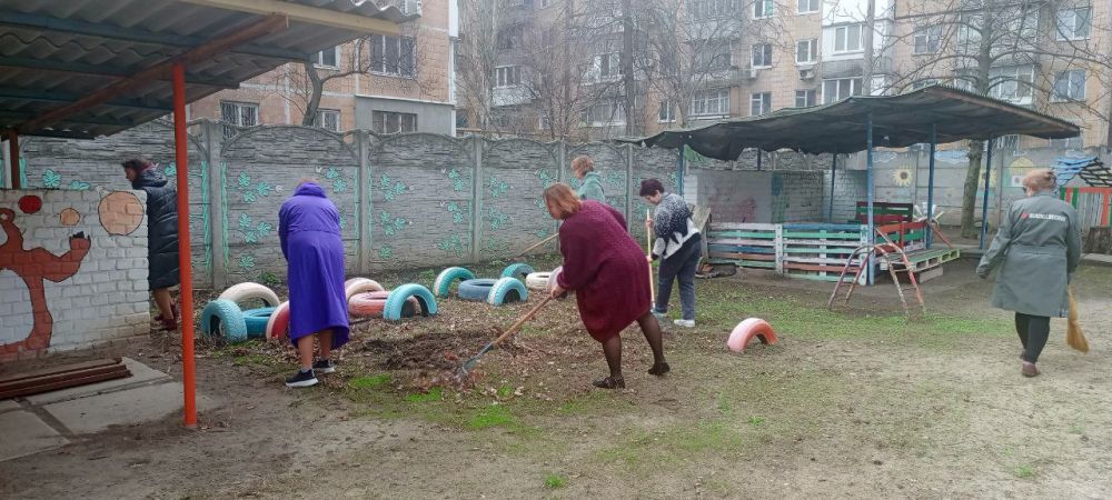 Сотрудники учреждений образования Ленинского района города Донецка, также не остались в стороне и вышли на субботник для наведения порядка и чистоты на прилегающей к учреждениям территории Сотрудники учреждений образования Ленинского района города Донецка, также не остались в стороне и вышли на субботник для наведения порядка и чистоты на прилегающей к учреждениям территории