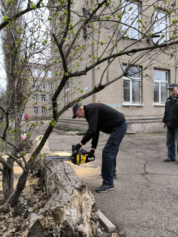 Сотрудники общеобразовательных учреждений городского округа Торез приняли активное участие в общереспубликанском субботнике Сотрудники общеобразовательных учреждений городского округа Торез приняли активное участие в общереспубликанском субботнике