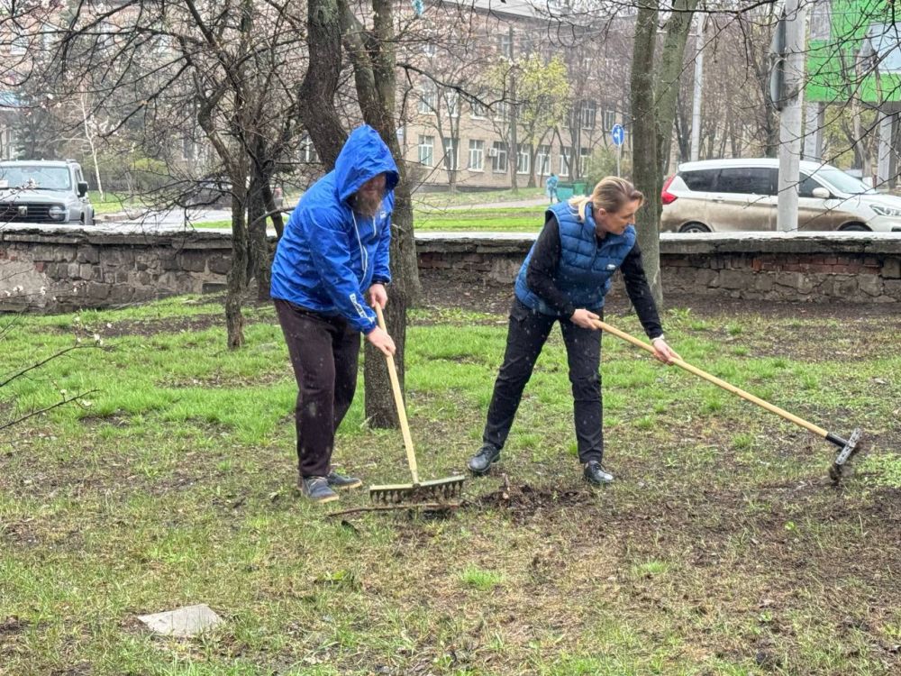 Сегодня очередной раз приняла участие в месячнике по благоустройству и озеленению «Зеленый Донбасс», вместе с моими коллегами - депутатами Клавдией Кульбацкой, Еленой Шишкинойы, Александром Черниковым, Дмитрием Диким и... Сегодня очередной раз приняла участие в месячнике по благоустройству и озеленению «Зеленый Донбасс», вместе с моими коллегами - депутатами Клавдией Кульбацкой, Еленой Шишкинойы, Александром Черниковым, Дмитрием Диким и...