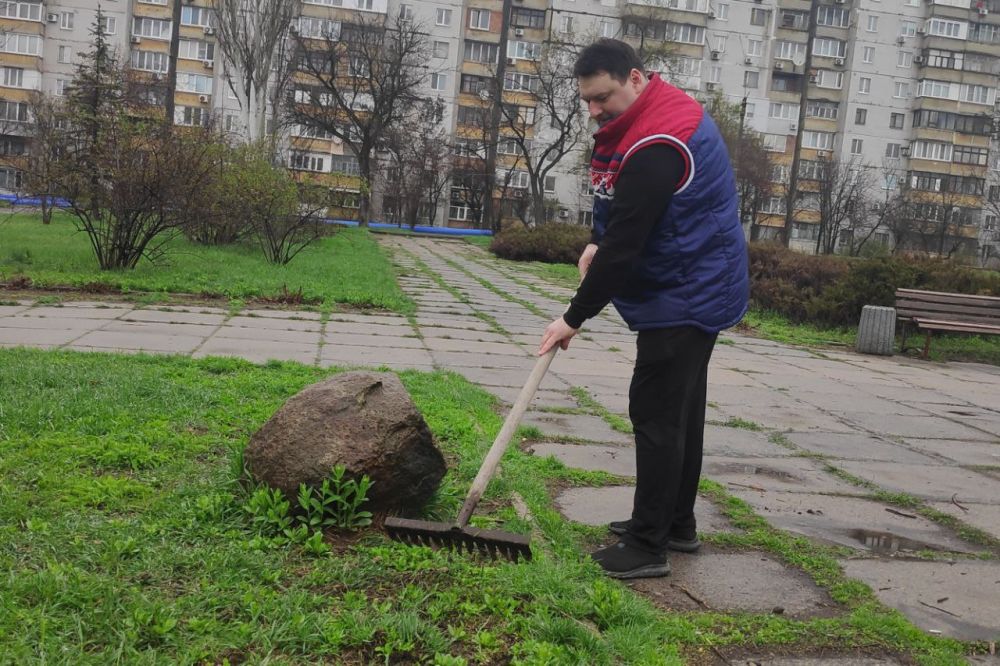 СУББОТНИК. Сегодня 5 апреля, депутаты Донецкого городского совета всех фракций в содружестве с управой Калининского района начали работы по благоустройству сквера по пр.Павших коммунаров СУББОТНИК. Сегодня 5 апреля, депутаты Донецкого городского совета всех фракций в содружестве с управой Калининского района начали работы по благоустройству сквера по пр.Павших коммунаров