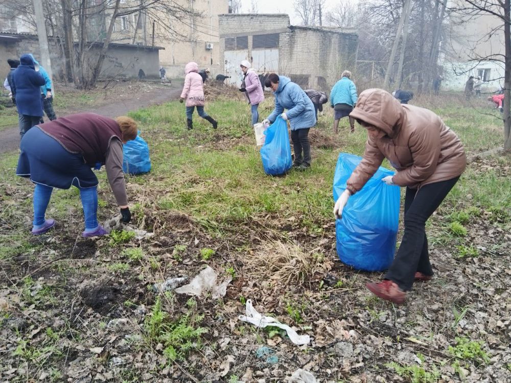 Сотрудники общеобразовательных учреждений городского округа Торез приняли активное участие в общереспубликанском субботнике Сотрудники общеобразовательных учреждений городского округа Торез приняли активное участие в общереспубликанском субботнике