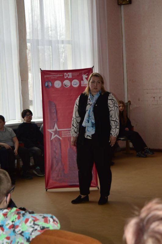 Дорогие друзья!. Сегодня поделюсь с вами своими впечатлениями от недавних поэтических чтений, которые прошли в школе № 1 нашего городского округа Докучаевск Дорогие друзья!. Сегодня поделюсь с вами своими впечатлениями от недавних поэтических чтений, которые прошли в школе № 1 нашего городского округа Докучаевск