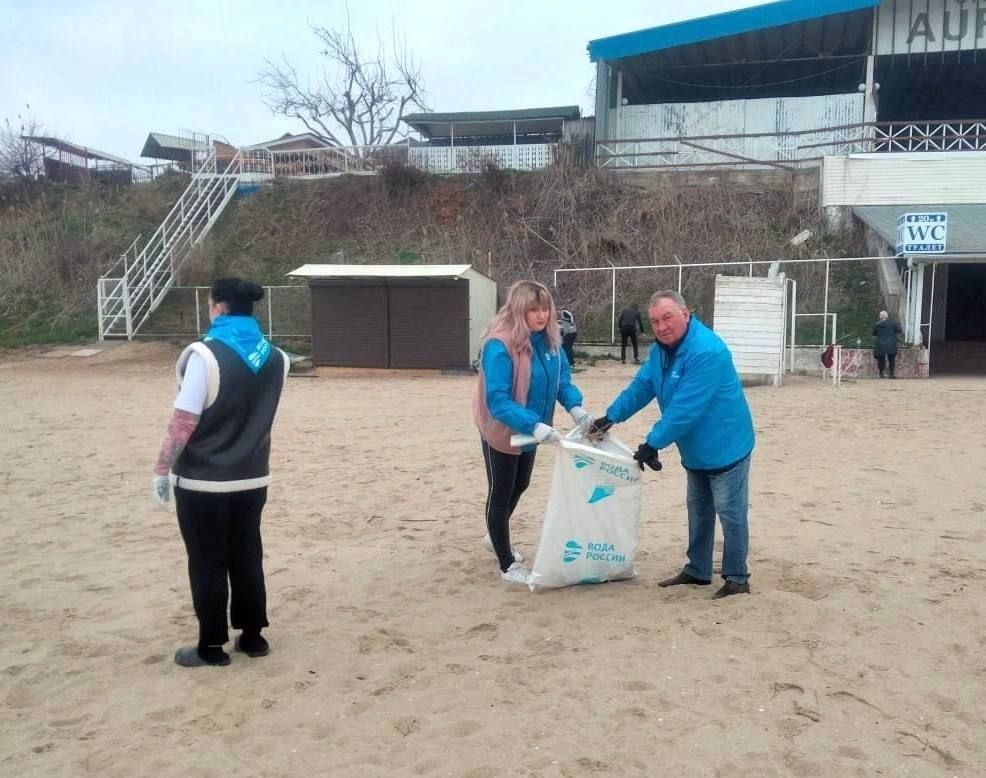 Полтора километра побережья очистили от мусора в курортном селе Урзуф Полтора километра побережья очистили от мусора в курортном селе Урзуф