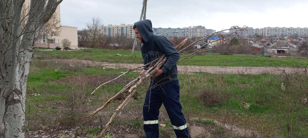 Воскресенье, 6 апреля, отложив отдых и домашнюю рутину, жители частного сектора вышли на субботник Воскресенье, 6 апреля, отложив отдых и домашнюю рутину, жители частного сектора вышли на субботник