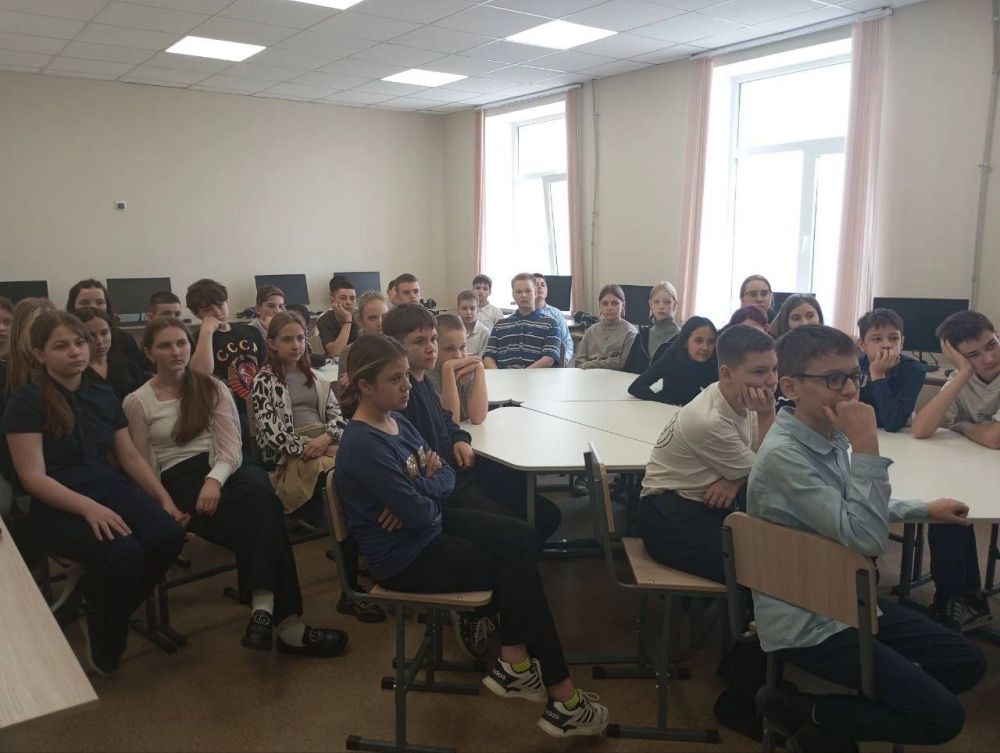 В связи с подготовкой к 80-летию Победы Великой Отечественной войне, объявлением Президентом Российской Федерации 2025 года - годом Защитников Отечества, в целях воспитательной работы в ГБОУ «Мангушская школа №2 Мангушкого... В связи с подготовкой к 80-летию Победы Великой Отечественной войне, объявлением Президентом Российской Федерации 2025 года - годом Защитников Отечества, в целях воспитательной работы в ГБОУ «Мангушская школа №2 Мангушкого...