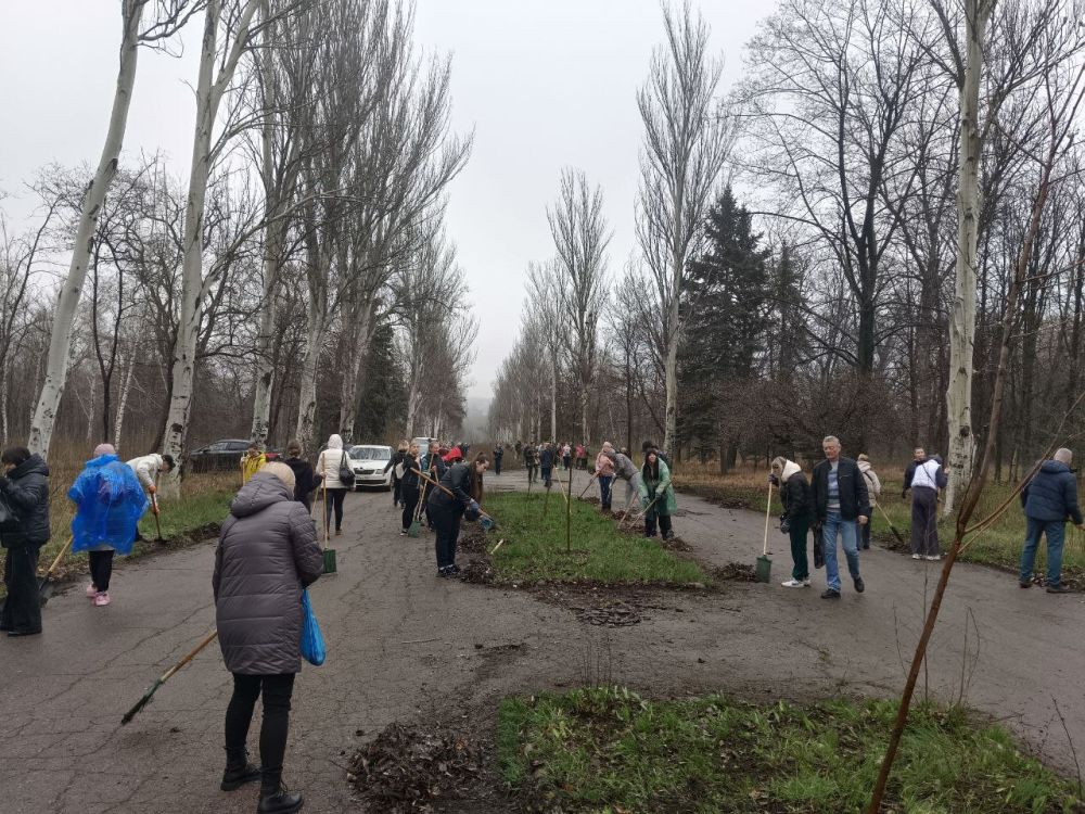 Александр Подгорный: В Макеевке прошёл второй общереспубликанский субботник Александр Подгорный: В Макеевке прошёл второй общереспубликанский субботник