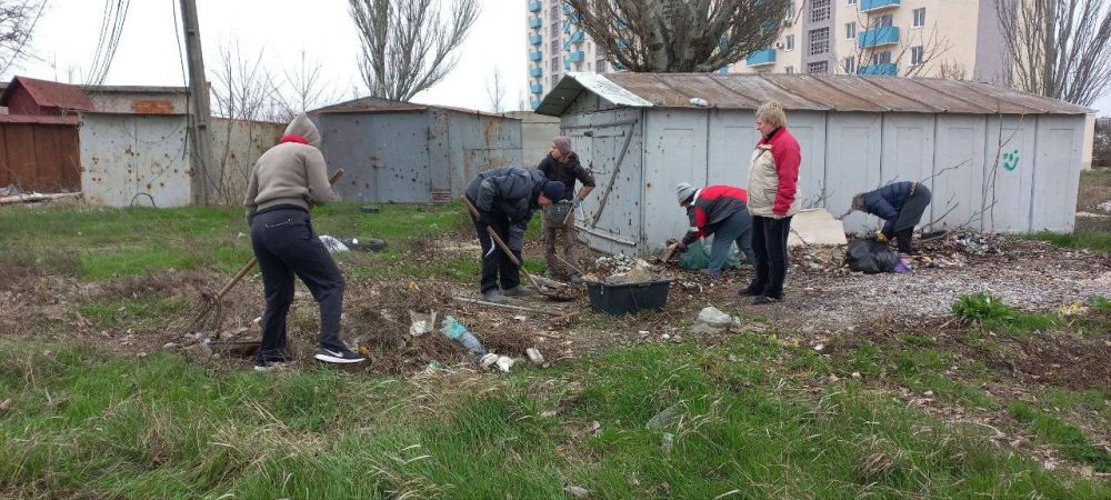 Воскресенье, 6 апреля, отложив отдых и домашнюю рутину, жители частного сектора вышли на субботник Воскресенье, 6 апреля, отложив отдых и домашнюю рутину, жители частного сектора вышли на субботник