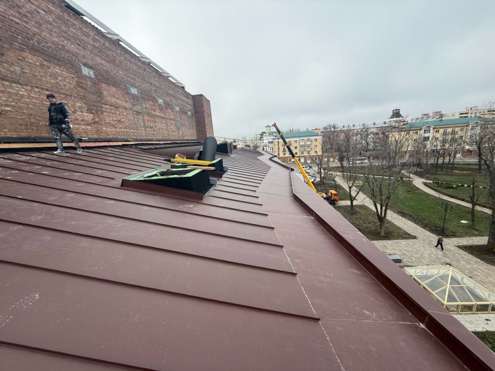 Петербургские строители активно восстанавливают драмтеатр в Мариуполе Петербургские строители активно восстанавливают драмтеатр в Мариуполе