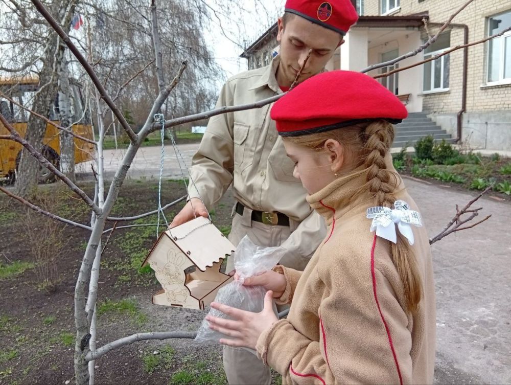 Юнармейцы ГБОУ "Бугасская школа" продолжают принимать участие в акции "Покорми бездомных животных и птиц" Юнармейцы ГБОУ "Бугасская школа" продолжают принимать участие в акции "Покорми бездомных животных и птиц"