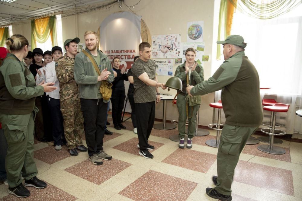 В Донецке в рамках акции «Наследие Победы», которая объединила школьников Донецкой гимназии №6 и депутатов фракции «Единая Россия» в Народном Совете ДНР, состоялся открытый урок и патриотический квест В Донецке в рамках акции «Наследие Победы», которая объединила школьников Донецкой гимназии №6 и депутатов фракции «Единая Россия» в Народном Совете ДНР, состоялся открытый урок и патриотический квест