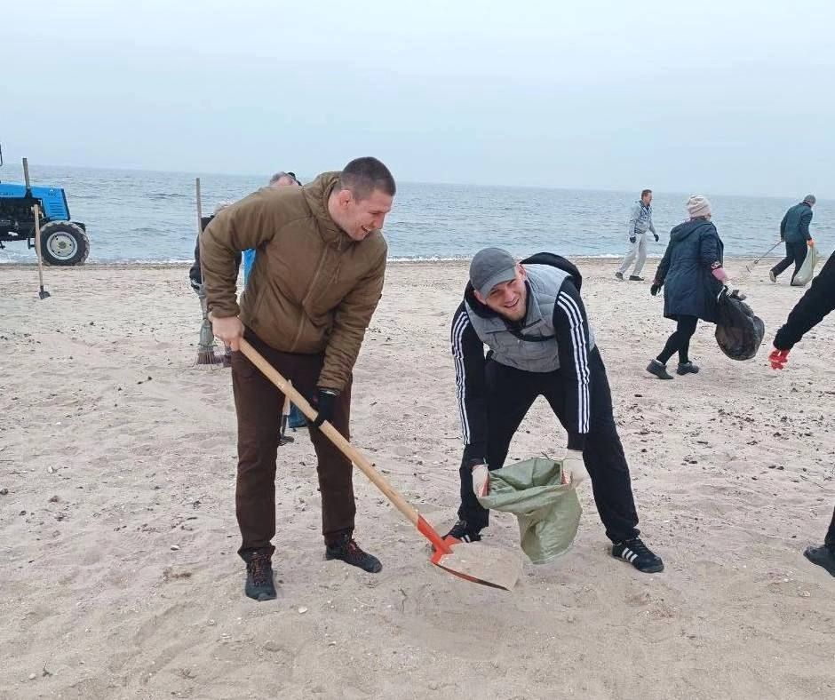 Полтора километра побережья очистили от мусора в курортном селе Урзуф Полтора километра побережья очистили от мусора в курортном селе Урзуф