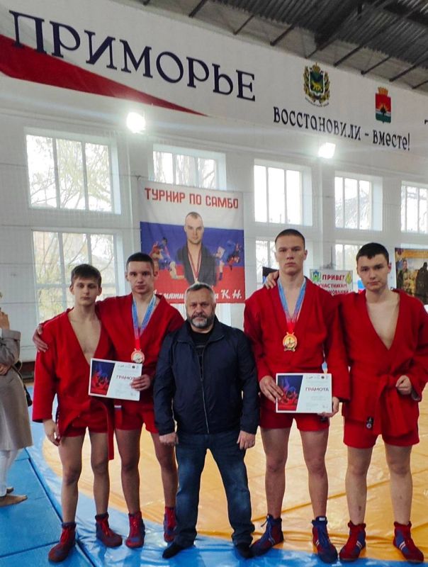 В городе Торез под эгидой Партии "Единая Россия", партийному проекту "Выбор Сильных" прошли Республиканские соревнования по борьбе самбо среди юношей и девушек 2007-2009 года рождения, посвященные памяти Кирилла Лысюка и... В городе Торез под эгидой Партии "Единая Россия", партийному проекту "Выбор Сильных" прошли Республиканские соревнования по борьбе самбо среди юношей и девушек 2007-2009 года рождения, посвященные памяти Кирилла Лысюка и...