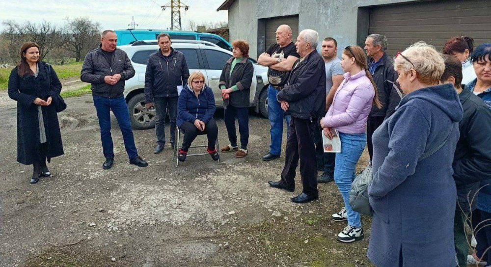 ВСТРЕЧИ ВО ДВОРАХ. Депутаты Донецкого городского совета Юрий Атаманов, Виталий Калараш, Сергей Скиданов, Виктория Хощенко, Михаил Рыбаков, Татьяна Жукова, Эдуард Либерман, Лилия Ошурко с руководителями Управ Буденновского... ВСТРЕЧИ ВО ДВОРАХ. Депутаты Донецкого городского совета Юрий Атаманов, Виталий Калараш, Сергей Скиданов, Виктория Хощенко, Михаил Рыбаков, Татьяна Жукова, Эдуард Либерман, Лилия Ошурко с руководителями Управ Буденновского...