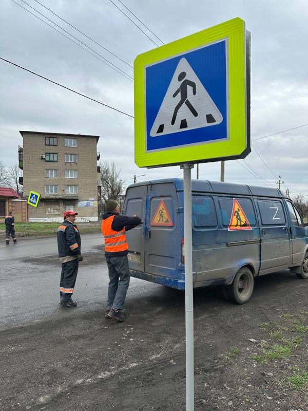 Сергей Желновач: На территории городского округа Дебальцево с целью повышения безопасности дорожного движения на улично-дорожной сети продолжаются работы по установке дорожных знаков вблизи образовательных учреждений Сергей Желновач: На территории городского округа Дебальцево с целью повышения безопасности дорожного движения на улично-дорожной сети продолжаются работы по установке дорожных знаков вблизи образовательных учреждений