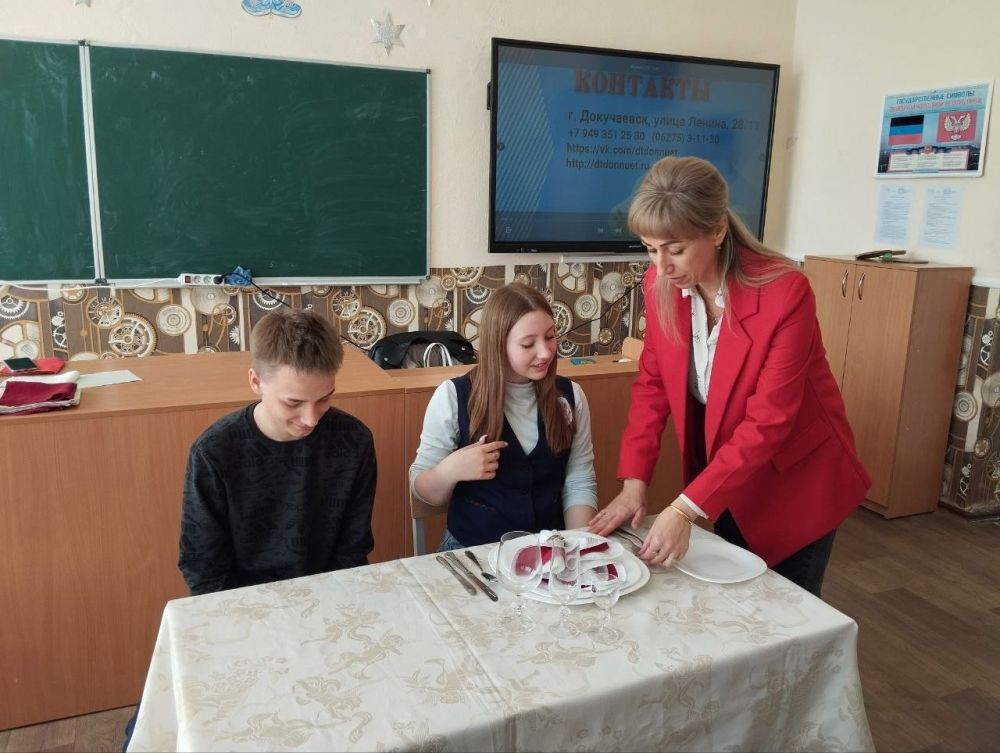 04 апреля 2025 года преподаватели Докучаевского торгово-экономического колледжа ДОННУЭТ посетили ГБОУ «Докучаевская школа № 6 г.о. Докучаевск» с целью профориентационной работы среди учащихся 9-11 классов 04 апреля 2025 года преподаватели Докучаевского торгово-экономического колледжа ДОННУЭТ посетили ГБОУ «Докучаевская школа № 6 г.о. Докучаевск» с целью профориентационной работы среди учащихся 9-11 классов